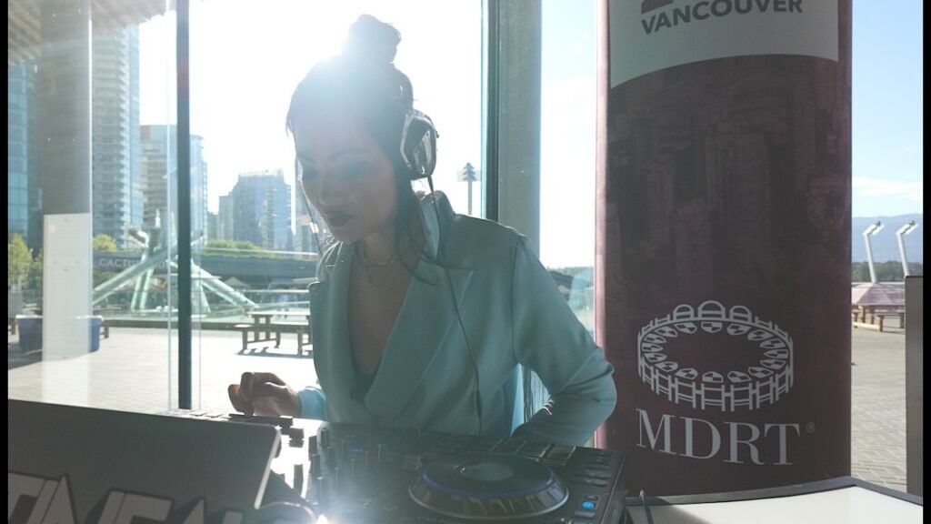 Club mashup dj set with crazy live drums in vancouver | destineak | dj christina sing