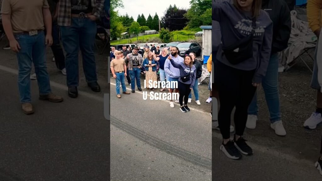 I scream - u scream - we all scream for ice cream!! Cheap entertainment at the fun days parade