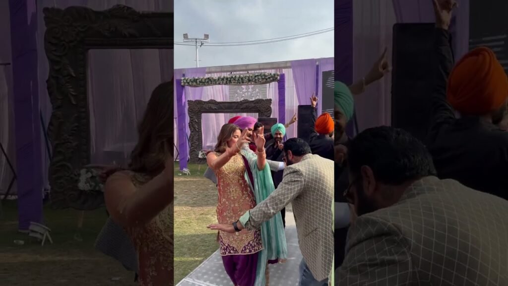 Geet goraya dancing in wedding #geetgoraaya #punjabisong #dancecraze #dancetrend #love